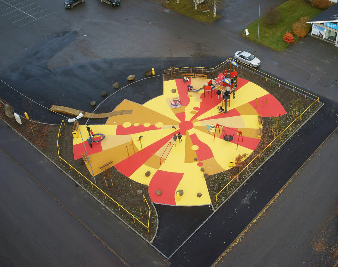Dronebilde av lekeplassen i Løten