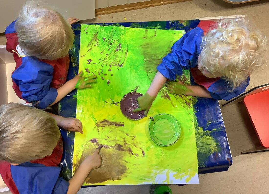 Barn i barnehage som maler