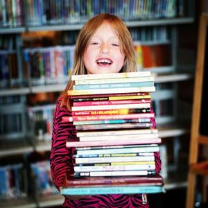 Jente med bøker (Foto: Marius Græsby)