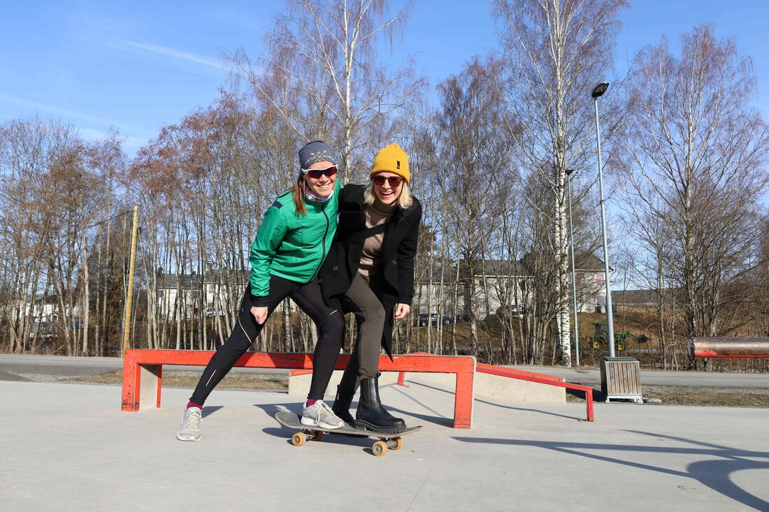 To blide damer på skateboard