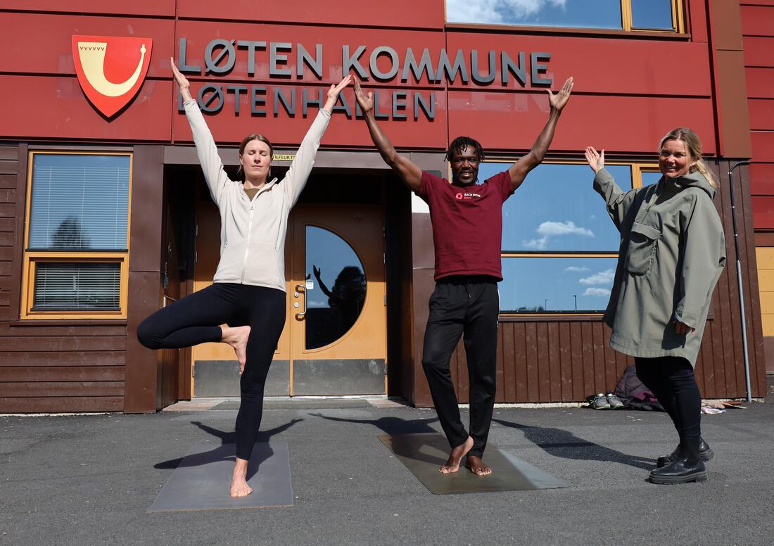 To mennesker i yogastilling foran Løtenhallen