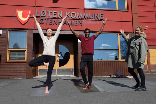 To som gjør yoga utenfor Løtenhallen