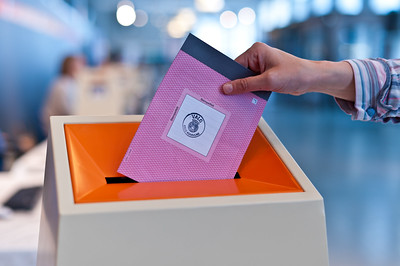 Valgkort holdes over valgurne