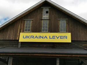 Bilde av galleri-låven med "Ukraina Lever"-plakat. 