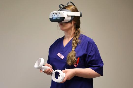 Sykepleier med VR-briller
