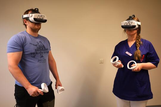 en mann og en dame med VR-briller