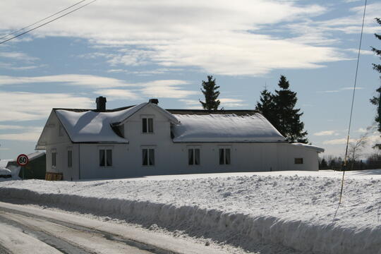 Hvitt hus i vinterlandskap