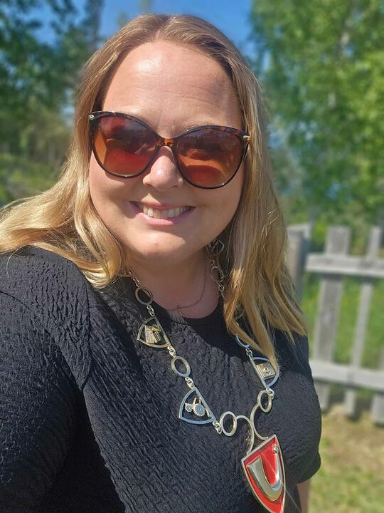 selfie av blid dame med solbriller og ordførerkjede