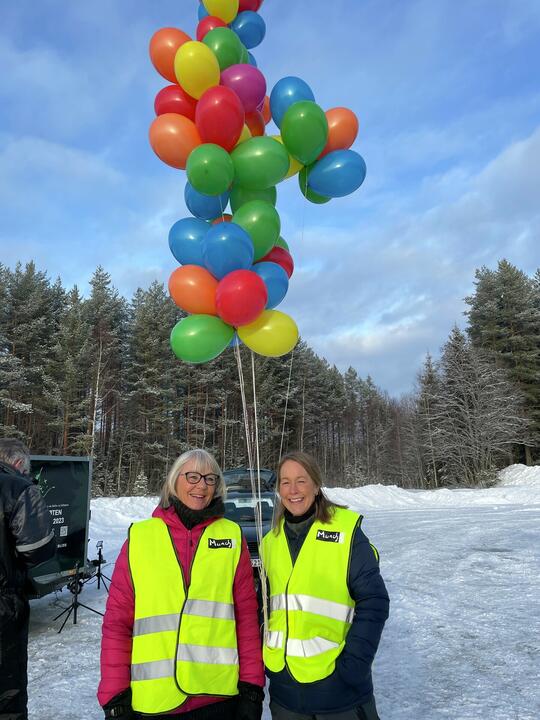 to damer i refleksvest og masse ballonger