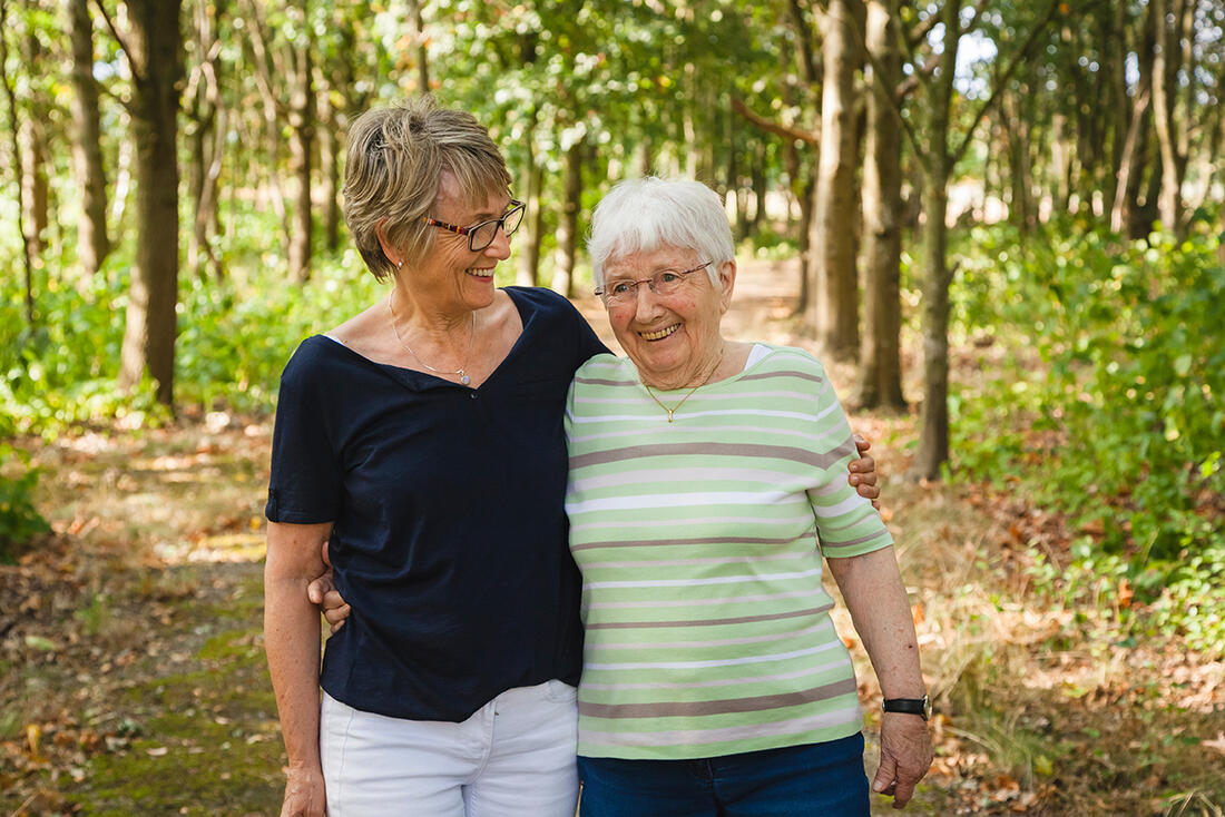 to eldre damer går tur i skogen