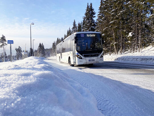 buss på snødekt veg