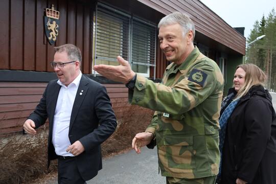 soldat som viser minister vegen med ordfører bak